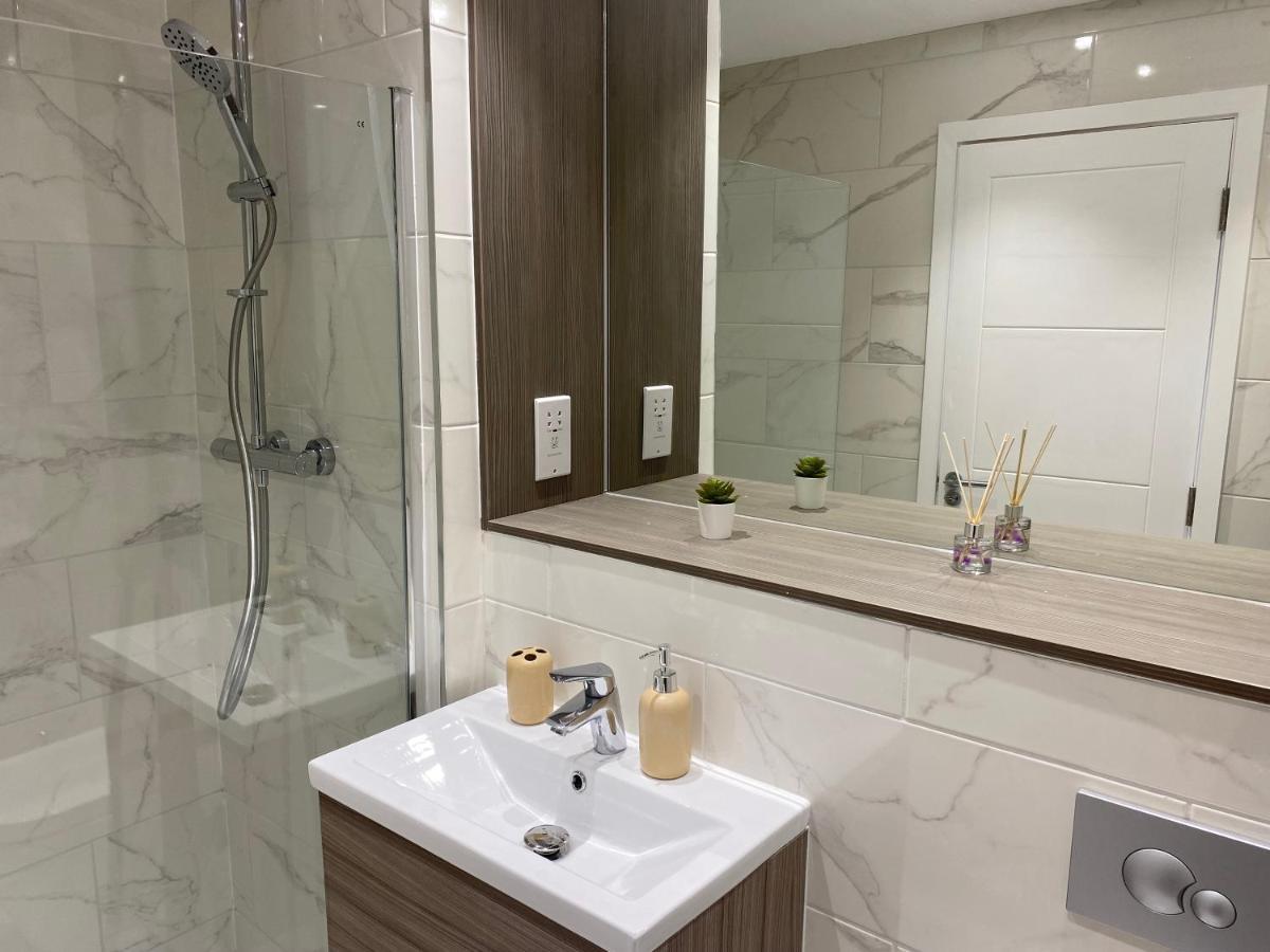 Central Location, Parking, Wi-Fi, Modern Apartment Milton Keynes Eksteriør bilde